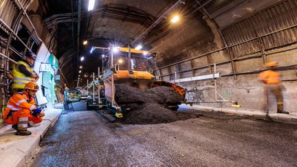 Des travaux dans le tunnel du Mont-Blanc, à hauteur de Chamonix (Rhône-Alpes), près de la frontière avec l'Italie, le 13 décembre 2023. (GREGORY YETCHMENIZA / MAXPPP)