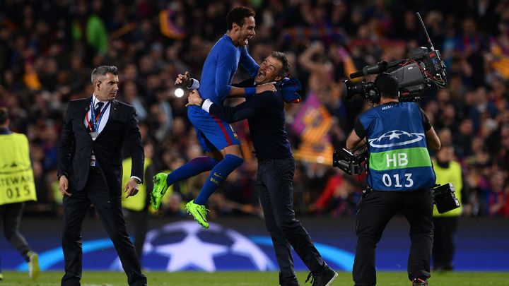 Luis Enrique et Neymar célèbrent leur victoire face au Paris Saint-Germain (6-1), le 8 mars 2017. (JOSEP LAGO / AFP)