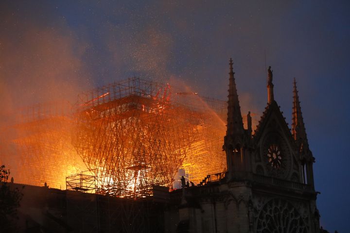 La cathédrale Notre-Dame de Paris en flammes, le 15 avril 2019. (LAURE BOYER / HANS LUCAS)