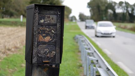 Un radar d&eacute;truit le 4 novembre 2013, pr&egrave;s de Lorient (Morbihan). (MAXPPP)