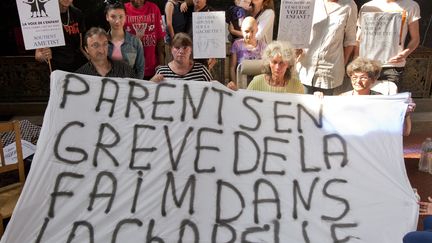  (Lisbeth, Lucette, Isabelle et Charles (en bas) sont en grève de la faim © Radio France/Bruno Rougier)