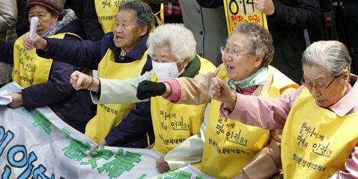 Anciennes «femmes de réconfort» manifestant devant l'ambassade du Japon à Séoul le 30 mars 2011. Objectif de la manifestation: exiger de la part des autorités japonaises qu'elles fassent des excuses publiques et versent des dédommagements à toutes les femmes asiatiques enrôlées de force dans les bordels nippons avant et pendant la Seconde guerre mondiale.