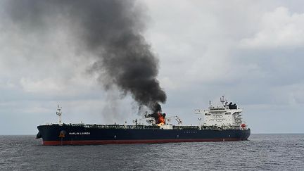 Le "Marlin Luanda" en feu, le 27 janvier 2024 dans le golfe d'Aden, après une frappe dirigée par les houthis depuis le Yémen. (MINISTERE DE LA DEFENSE INDIEN VIA AFP)