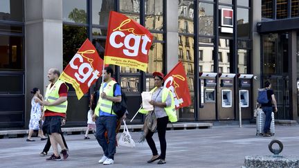 Des soutiens de la CGT se dirigent vers le ministère du Travail, à Paris, le 20 juin 2017. (PATRICE PIERROT / CITIZENSIDE / AFP)