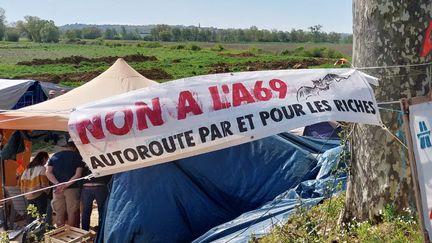 Des tentes et banderoles ont été installées depuis des semaines sur le site de la future A69, entre Castres et Toulouse. (SAMUEL ASLANOFF / FRANCEINFO / RADIO FRANCE)