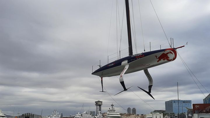 Le bateau d'entraînement AC40 de l'équipe du défi suisse, à Barcelone (Espagne) - Mai 2023 (JEROME VAL / RADIO FRANCE)