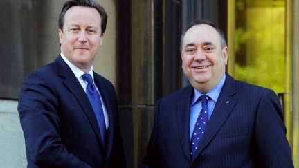 Le Premier ministre britannique, David Cameron, et le chef du gouvernement autonome &eacute;cossais, le nationaliste Alex Salmond, &agrave; Edimbourg (Royaume-Uni), le 15 octobre 2012. (ANDY BUCHANAN / AFP)