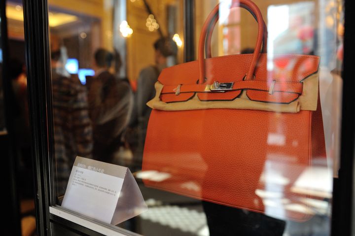 Un sac Birkin dans la vitrine d'une boutique Hermès en Chine, le 22 septembre 2012. (ZHANG XIANGHUA / IMAGINECHINA / AFP)