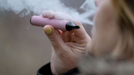 Dans une étude publiée lundi 13 février 2023, le CNCT pointe l’évolution extrêmement rapide du marché. Les dérivés du tabac se multiplient, notamment pour séduire les jeunes : produits du tabac chauffé, cigarettes électroniques jetables ou sachets de nicotine. Que dit la législation ? (DPA / PICTURE ALLIANCE VIA GETTY IMAGES)