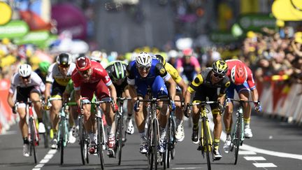 Final très serré entre Marcel Kittel et Bryan Coquard sur la 4e étape. (LIONEL BONAVENTURE / AFP)