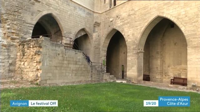 Promenade dans le palais des papes désert