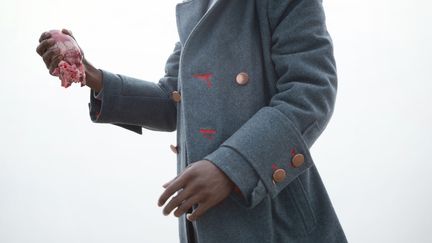 Sacré coeur de Stijn Osservoot est un manteau pour homme à l’intérieur duquel est cousu un coeur en tissu, à l’emplacement de l’organe. Ce coeur electronique s’adapte à la pulsation du porteur, bat au même rythme que lui. Il permet de voir le langage invisible du corps. 
 (Stijn Osservoot)