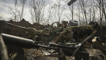 Un soldat ukrainien près de Bakhmout (Ukraine), le 24 mars 2023. (ARIS MESSINIS / AFP)