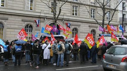 Des salariés de l'AP-HP devant le siège de l'organisation, le 18 décembre 2009 à Paris. (AFP/PIERRE VERDY)