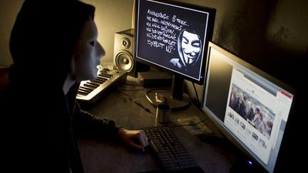 Un hacker masqu&eacute; chez lui, le 20 f&eacute;vrier 2012 &agrave; Lyon (Rh&ocirc;ne).&nbsp; (JEAN-PHILIPPE KSIAZEK / AFP)