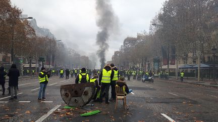 Les gilets jaunes sur les Champs-Elysées le 24 novembre 2018 (illustration). (BENJAMIN ILLY / FRANCE-INFO)