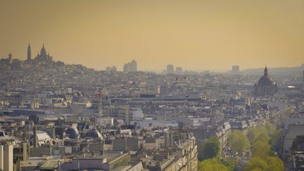 Une vue&nbsp;Paris&nbsp;sous un léger voile&nbsp;de pollution, le 5 septembre 2019. (J-B NADEAU / ONLY FRANCE)