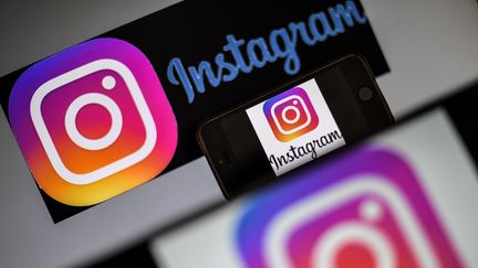 Le logo du réseau social Instagram apparaît sur un smartphone, photographié à Nantes, le 2 mai 2019.&nbsp; (LOIC VENANCE / AFP)