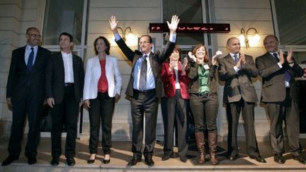 François Hollande, entouré d'Harlem Désir, Manuel Valls, Ségolène Royal, Martine Aubry, Laurianne Deniaud (MJS), Laurent Fabius et Pierre Moscovici (THOMAS SAMSON / AFP)