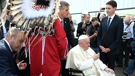 Le pape François a été&nbsp;accueilli à l'aéroport d'Edmonton par le Premier ministre canadien Justin Trudeau, le 24 juillet 2022. (VINCENZO PINTO / AFP)