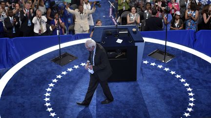 Bernie Sanders, sénateur du Vermont, quitte la tribune de la convention démocrate, le 25 juillet 2016 à Philadelphie (Etats-Unis). (BRENDAN SMIALOWSKI / AFP)