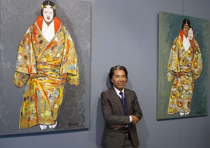 Le créateur et peintre Kenzo Takada en 2010 devant ses peintures lors d'une exposition parisienne
 (REMY DE LA MAUVINIERE/AP/SIPA)