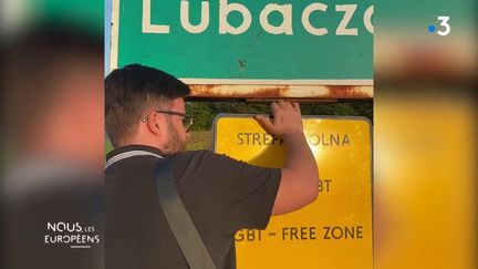 VIDEO. Pologne : comment un artiste dénonce les zones déclarées "libres de l'idéologie LGBT" par une centaine de municipalités et de collectivités