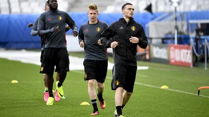 Romelu Lukaku (à gauche), Kevin De Bruyne (au centre) et Thomas Vermaelen à l'entraînement avec la Belgique.  (DIRK WAEM / BELGA MAG)