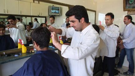 Un salon de coiffure pour hommes à Téhéran (AFP PHOTO/ATTA KENARE)