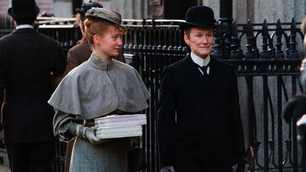 Mia Wasikowska (&agrave; gauche) et Glenn Close (&agrave; droite) dans le film "Albert Nobbs" de Rodrigo Garcia.&nbsp; (KOBAL / THE PICTURE DESK / AFP)