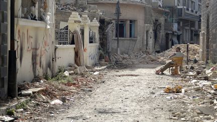 Un homme patiente dans une rue de Homs, au centre de la Syrie, le 31 janvier 2014. (MOHAMAD ABU HAMZA / AFP)