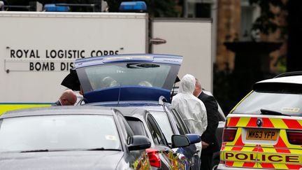 Des enquêteurs de la police britannique,&nbsp;le 2 juin 2017,&nbsp;à Rusholme, dans la banlieue sud de Manchester (Royaume-Uni). (ANDREW YATES / REUTERS)