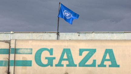 Un drapeau de l'ONU sur un bâtiment, le 18 novembre 2024 à Khan Younès, dans la bande de Gaza. (ABED RAHIM KHATIB / ANADOLU)