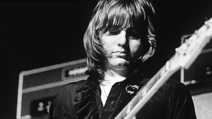 Greg Lak, chanteur et bassiste du groupe Emerson, Lake &amp; Palmer, au festival de l'île de Wight, en 1970
 (Peter Sanders / REX / Shutterstock)