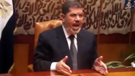 Les autorit&eacute;s &eacute;gyptiennes reprochent notamment &agrave; Al-Jazeera Egypte la diffusion, le 3 juillet 2013, de cette vid&eacute;o du pr&eacute;sident d&eacute;chu, Mohamed Morsi. (MUSLIM BROTHERHOOD OFFICE / AFP)