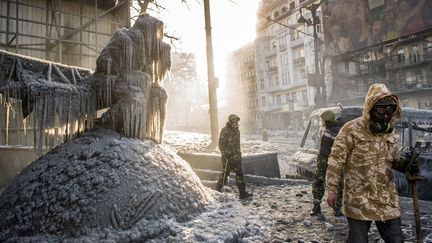 Des manifestants, le 23 janvier 2014, &agrave; Kiev. (VOLODYMYR SHUVAYEV / AFP)