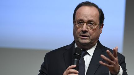 L'ancien président de la République François Hollande s'exprime sur la scène du&nbsp;Prix de l'humour politique, le 28 novembre 2017 à Paris. (ERIC FEFERBERG / AFP)