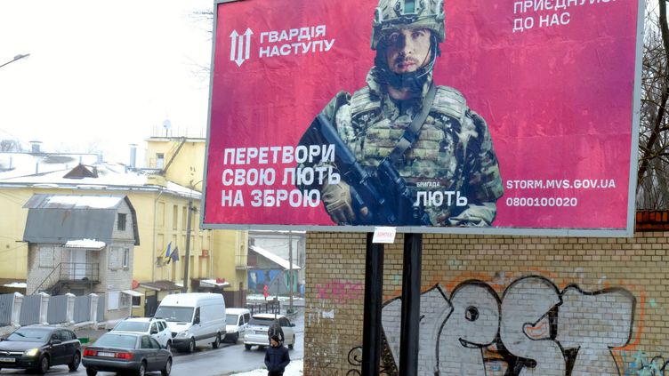 Une campagne d'affichage pour incorporer les rangs de l'armée ukrainienne, le 6 avril 2023. (MAXPPP)