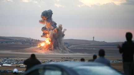 Une frappe a&eacute;rienne dans le nord de la Syrie, pr&egrave;s de la ville de Kobani, le 23 octobre 2014. (KAI PFAFFENBACH / REUTERS)