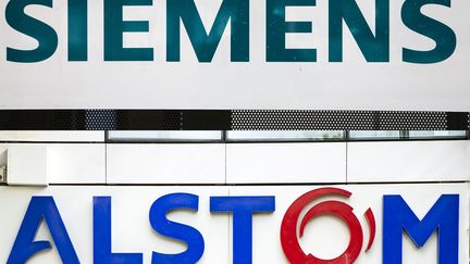 Les logos "Siemens" et "Alstom". (ETIENNE LAURENT / EPA)