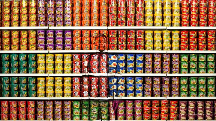 Instant Noodles, 2013, Série Hiding in the City de Liu Bolin (Liu Bolin. Courtesy Liu Bolin / PARIS-B)