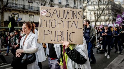 Une manifestation de personnels hospitaliers, le 17 décembre 2019 à Paris. (LUC NOBOUT / MAXPPP)