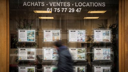 Une agence immobilière à Paris, décembre 2017. (LIONEL BONAVENTURE / AFP)