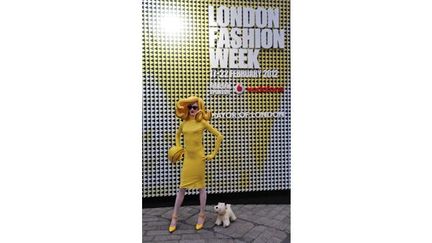 Fashionista posant devant l&#039;affiche de la fashion week londonienne
 (C.Court. AFP)