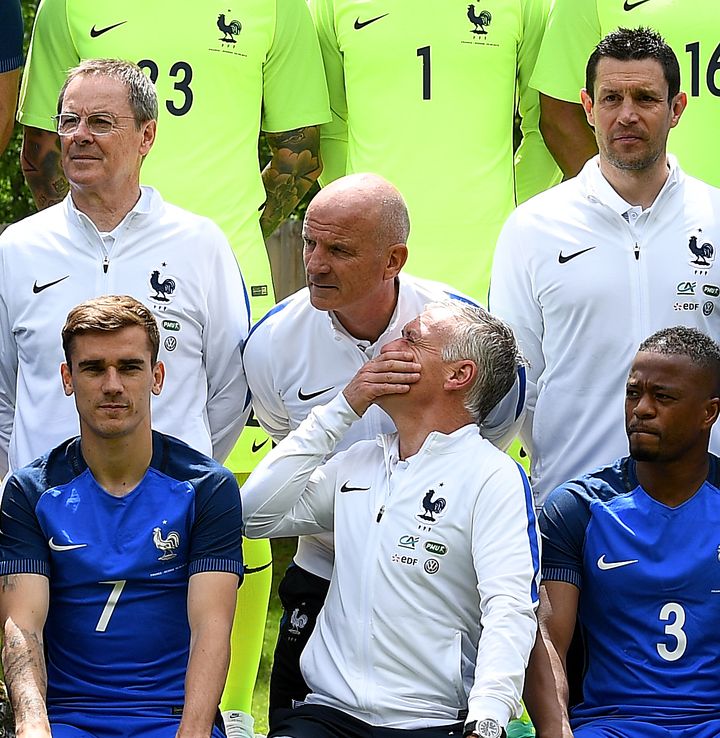 Même pendant les photos officielles, ça chuchotte entre Deschamps et Stéphan.&nbsp; (FRANCK FIFE / AFP)