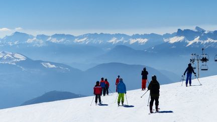 Des skieurs dans la station de Chamrousse, en mars 2019 (illustration). (STÉPHANE MILHOMME / RADIO FRANCE)