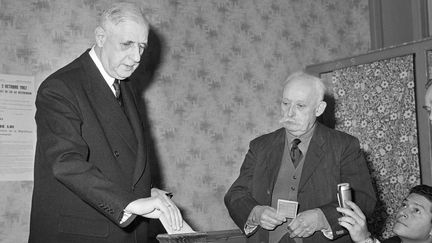 Le général De Gaulle vote, le 28 octobre 1962, lors du référendum constitutionnel pour ou contre l'élection du président de la République au suffrage universel direct (- / AFP)