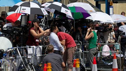 Les m&eacute;dias du monde entier, qui font le pied de grue depuis trois semaines devant l'h&ocirc;pital St Mary, sont en alerte, lundi 22 juillet. (ANDREW COWIE / AFP)