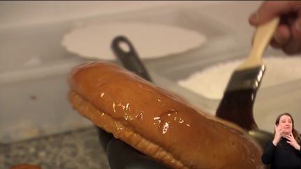 Samedi 6 janvier, c’est le jour de l’Épiphanie selon la tradition chrétienne. On tire les rois et on déguste le gâteau ou la galette. Reportage. (France 3)