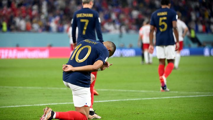 Kylian Mbappé célèbre son but contre le Danemark, le 26 novembre 2022, à Doha. (FRANCK FIFE / AFP)